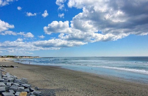 Hampton Apartment | Beachfront Motel: Pet-Friendly with Top Surfing & Amenities