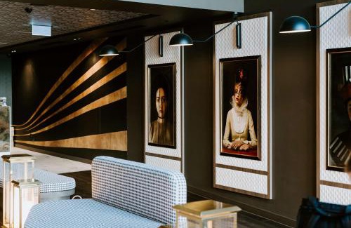 Richmond Hotel | Discover The Motley Hotel: 5-Star Stay with Great Amenities