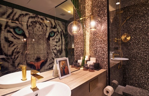 Richmond Hotel | Explore The Motley Hotel: Guest Rated 9.8 with Great Amenities