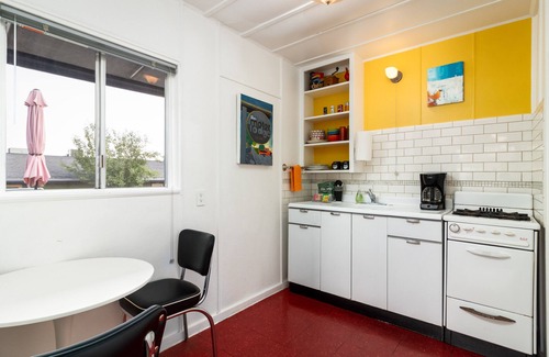Prescott Hotel | Guest Rated: 9.8 at The Motor Lodge with Breakfast & Kitchen