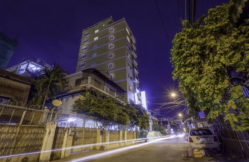 Prampir Makara House | Comfortable Twin Room at The Mou Hotel with Free Bicycles