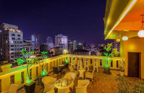 Prampir Makara House | Comfortable Twin Room at The Mou Hotel with Free Bicycles