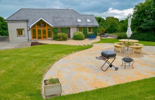 Ninemilehouse House | Mountain Lodge Slievenamon: 4 Bedroom Family Retreat