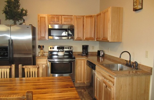 Wapiti Cabin | Experience The Mountain Man: Pet-Friendly Cabin with Views
