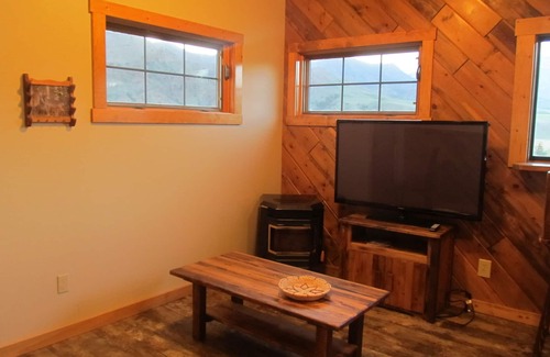 Wapiti Cabin | Experience The Mountain Man: Pet-Friendly Cabin with Views