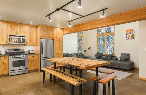 Rossland Ski Chalet | Experience The Mountain Project #2: Family-Friendly Retreat