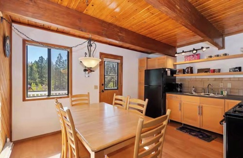 Fox Farm Cabin | The Mountain Treehouse + Jacuzzi + Large Backyard!