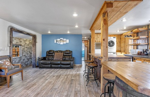 June Lake House | Pet-Friendly Mountain Getaway with Pool & Breakfast Options