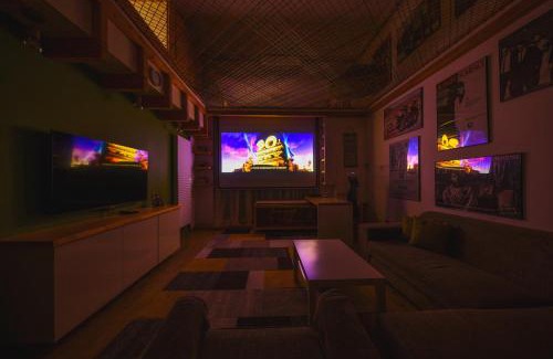 Old Town Apartment | Family-Friendly Retreat at The Movie Apartment - Rated 9.7
