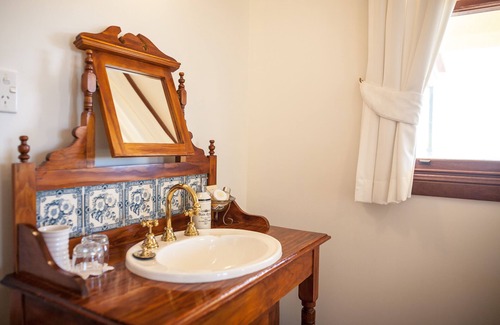 Buckaroo House | Elegant Stay at The Mudgee Homestead Guesthouse with Pool