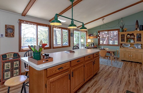 Tomahawk House | Experience Northwoods Sunrise Lakehouse with Oceanfront Views