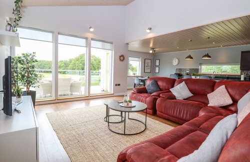 Hopton Cottage | Family-Friendly Retreat with Hot Tub in Belton, Norfolk