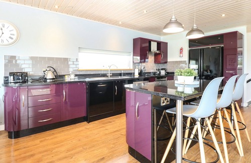 Hopton Cottage | Family-Friendly Retreat with Hot Tub in Belton, Norfolk