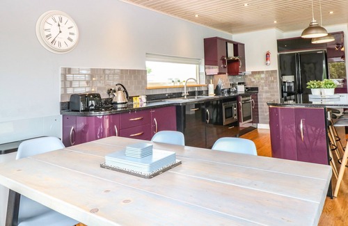 Hopton Cottage | Family-Friendly Retreat with Hot Tub in Belton, Norfolk