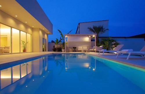 Ichinomiya House | THE NALU 愛犬と泊まれるvilla 温水プール サウナ BBQ ドッグラン 海まで徒歩5分 千葉 一宮 ザ ナルー