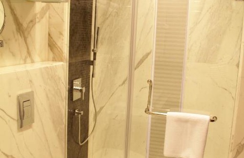 Jasola Hotel | Discover The Nanee Suites: Relax by the Pool & Spa
