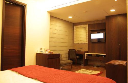 Jasola Hotel | Discover The Nanee Suites: Relax by the Pool & Spa