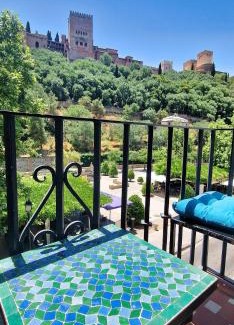 San Pedro Apartment | Experience The Nasrid Palace from Your Bed: Child-Friendly Stay