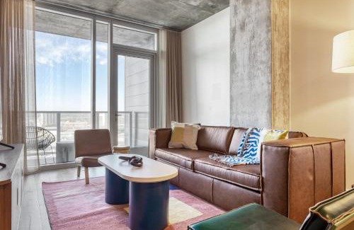 Rainey Street Historic District House | The Natiivo by AvantStay Modern High-Rise with Rooftop Pool & Skyline Views
