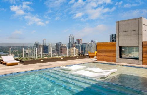 Rainey Street Historic District House | The Natiivo by AvantStay Modern High-Rise with Rooftop Pool & Skyline Views