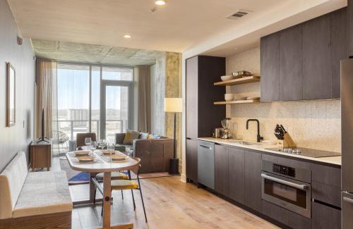 Rainey Street Historic District House | The Natiivo by AvantStay Modern High-Rise with Rooftop Pool & Skyline Views
