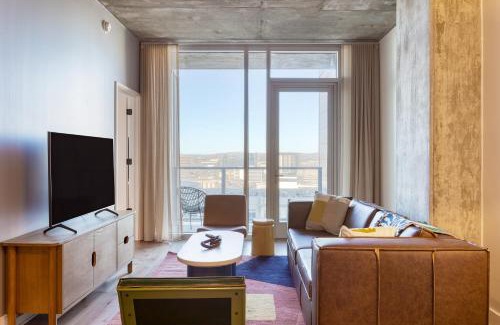 Rainey Street Historic District House | The Natiivo by AvantStay Modern High-Rise with Rooftop Pool & Skyline Views
