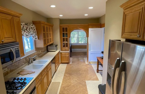 Waukegan House | Memorable Stay at The Navy House with Lake View Amenities