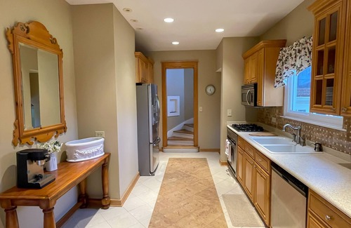 Waukegan House | Memorable Stay at The Navy House with Lake View Amenities