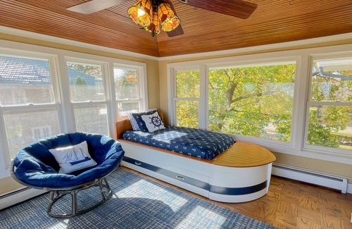 Waukegan House | Memorable Stay at The Navy House with Lake View Amenities