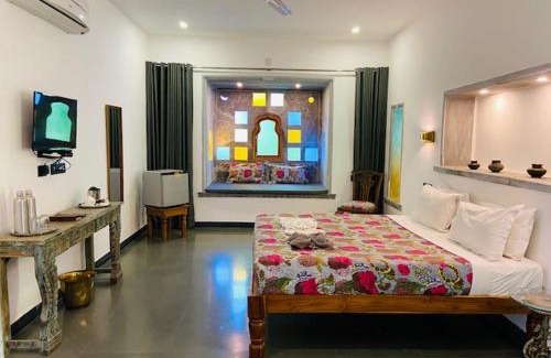 Udaipur City Centre Bed & Breakfast | Discover The Neem Tree: Guest Rated 10/10 with Pool & Breakfast