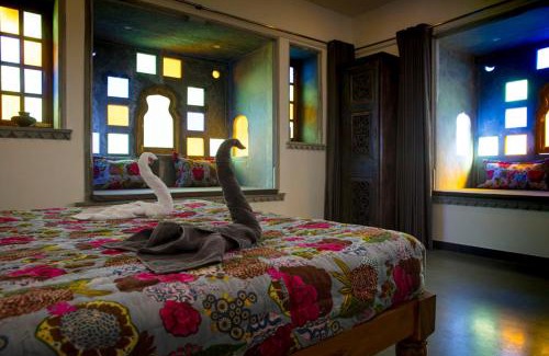 Udaipur City Centre Bed & Breakfast | Discover The Neem Tree: Guest Rated 10/10 with Pool & Breakfast
