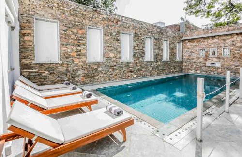 Udaipur City Centre Bed & Breakfast | Discover The Neem Tree: Guest Rated 10/10 with Pool & Breakfast