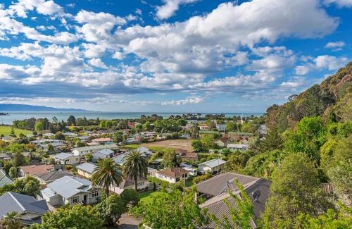 Nelson Apartment | Explore The Nelson's Lookout: Pet-Friendly 4-Star Retreat