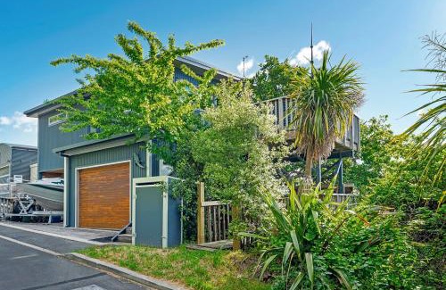 Nelson Apartment | Explore The Nelson's Lookout: Pet-Friendly 4-Star Retreat