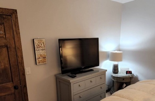 Findlay Apartment | Immaculate Nest: Cozy Newly Remodeled Apartment Awaits