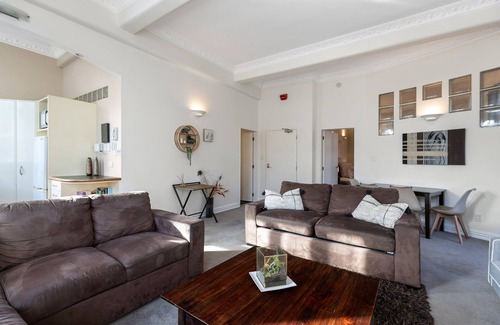 Te Aro Apartment | Central & Sunny Retreat with Family-Friendly Amenities
