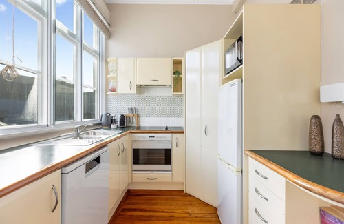 Te Aro Apartment | Central & Sunny Retreat with Family-Friendly Amenities