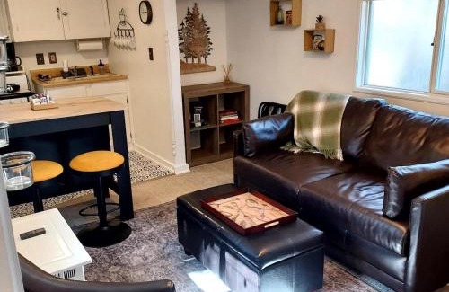 Manitou Springs House | Relax at The Nest Cottage with Hot Tub in Manitou Springs