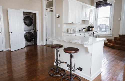 Henderson Apartment | Discover The Nest - Spacious Loft with Kitchen in Henderson