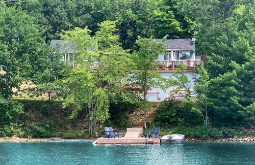 Val-des-Monts Ski Chalet | The Nest on Lac McGregor