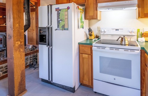 Yachats Cabin | Serene Retreat at The Nest - Quiet Water Cabin Awaits