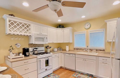 South Haven House | Ideal Nest: Steps to Beach, Park & Downtown Fun