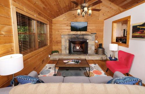 Gatlinburg - Pigeon Forge Villa | Cozy Retreat at The Nest with Hot Tub & Family Friendly Fun