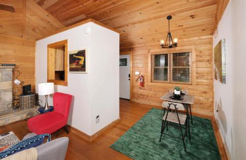 Gatlinburg - Pigeon Forge Villa | Cozy Retreat at The Nest with Hot Tub & Family Friendly Fun