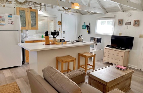 Ocracoke House | Charming Net House: Unique Cottage with Kitchen & Breakfast