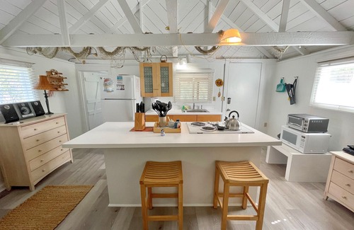 Ocracoke House | Charming Net House: Unique Cottage with Kitchen & Breakfast