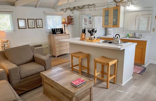 Ocracoke House | Charming Net House: Unique Cottage with Kitchen & Breakfast