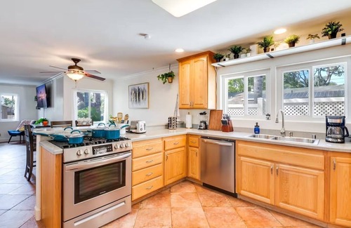 Townsite House | The Nevada Nook,Patio, BBQ Grill, 0.5 Mile to Beach, Bicycles, Beach Gear, Games
