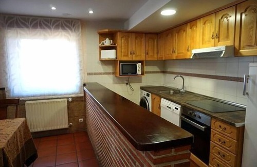 Abejar Cottage | Ideal Getaway: The New House for 14 with Kitchen & Pets