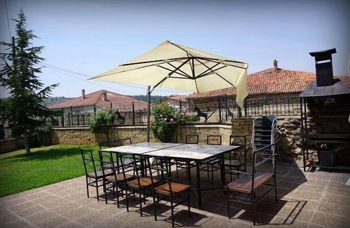 Abejar Cottage | Ideal Getaway: The New House for 14 with Kitchen & Pets